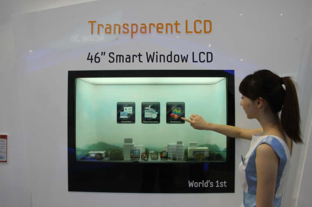 Smart Window : l’écran de 46 pouces vient remplacer une fenêtre en verre d’habitation. Il laisse passer la lumière extérieure et permet d’afficher des gadgets. Tactile et connecté, il s’utilise comme une tablette. © Samsung
