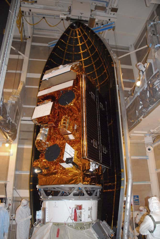 Le satellite NPP au moment de son installation sur la fusée Delta 2 avant son lancement le 28 octobre 2011. © Nasa/Don Kososka, VAFB