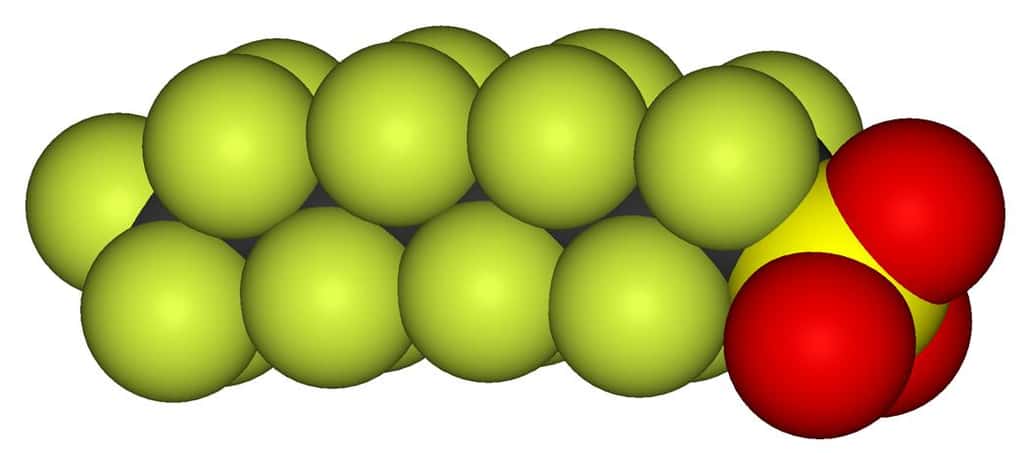 Les composés perfluorés sont des molécules riches en atomes de fluor. Ici, l'acide perfluoro-octanesulfonique est représenté en 3D. En vert, ce sont les atomes de fluor, en jaune le soufre et en rouge l'oxygène. © DR