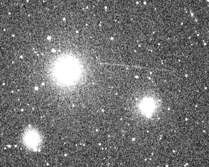 Le petit corps céleste 2012 BX34 a été photographié par des astronomes amateurs. On voit ici son passage sur la voûte céleste sous la forme d'un arc lumineux. © Ernesto Guido-Giovanni Sostero-Nick Howes