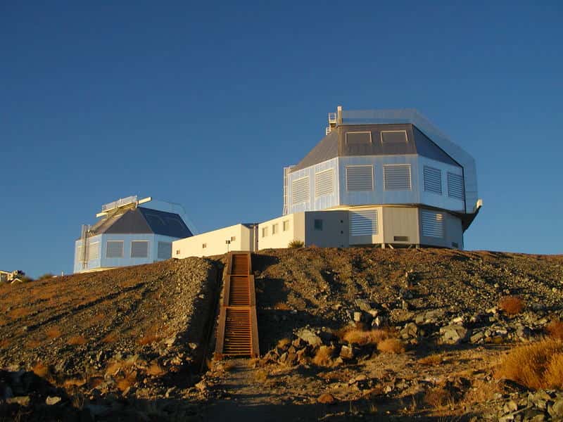 Ces deux coupoles abritent les télescopes Magellan de 6,5 mètres de diamètre dans les Andes chiliennes. © T. Matheson