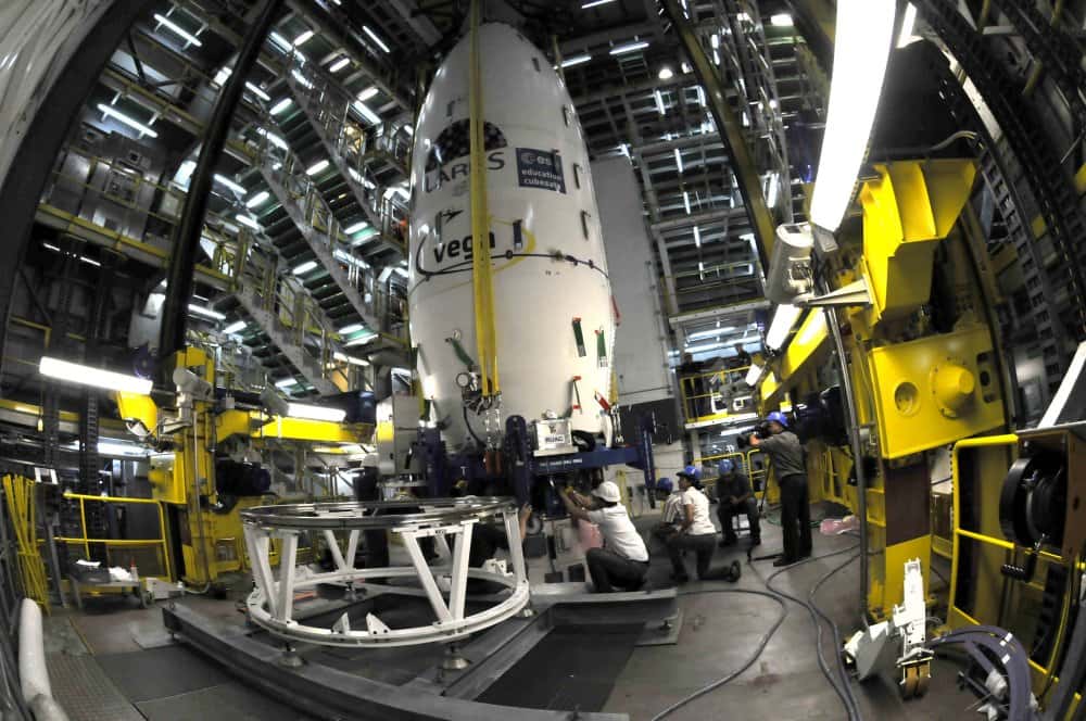 En place au sommet du lanceur, la coiffe de la première Vega, qui abrite le composite supérieur et ses neuf satellites. C'est l'heure des dernières connexions... © Esa/M. Pedoussaut, 2012