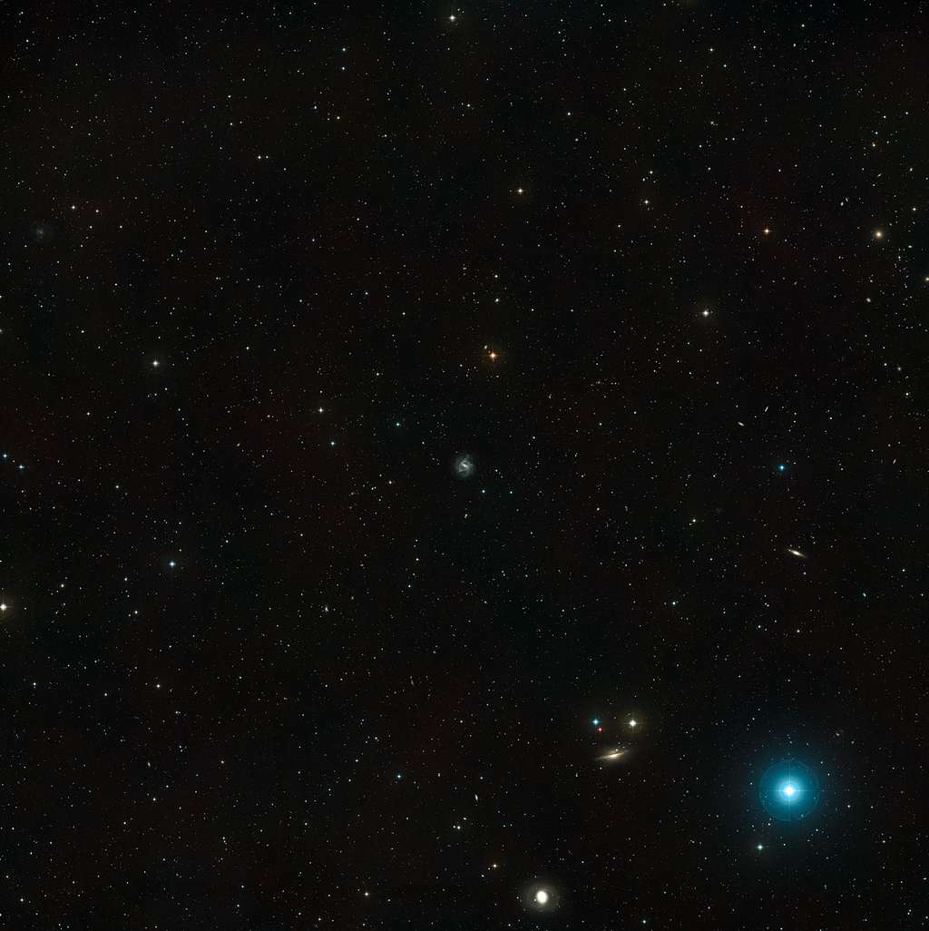 La galaxie spirale barrée NGC 1073 trône au milieu de cette image qui ne montre qu'une toute petite partie de la constellation de la Baleine. © Nasa/Esa/<em>Digitized Sky Survey 2 </em>