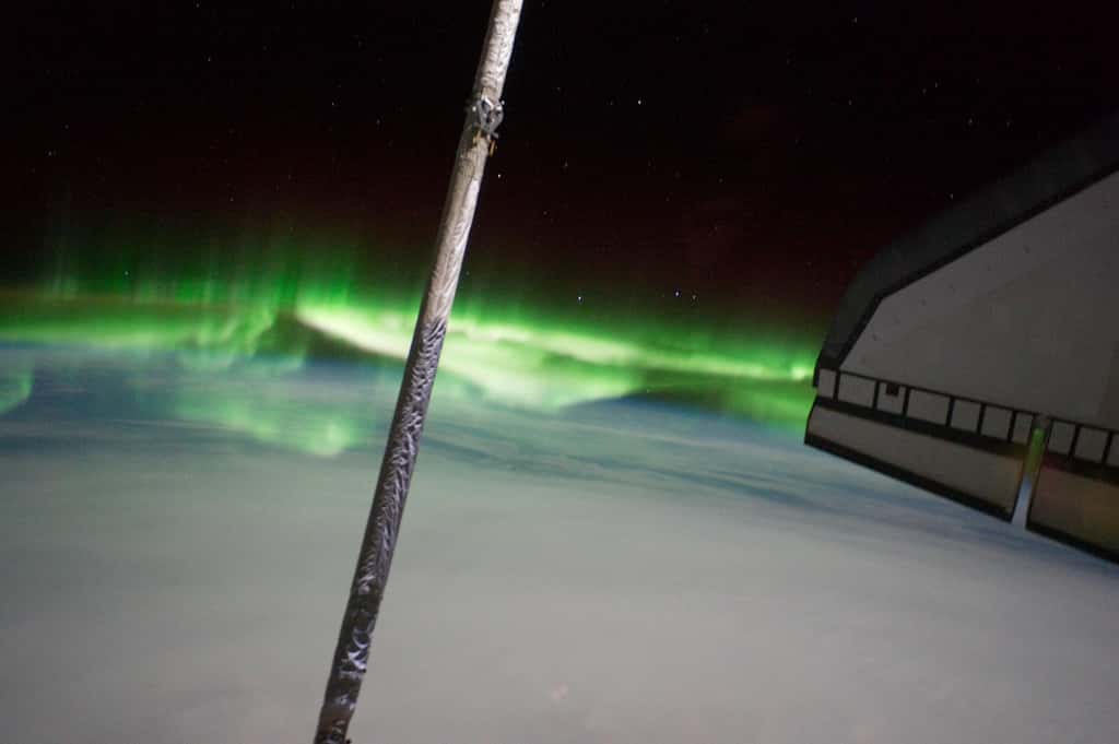 Au cours de la dernière mission du programme des navettes spatiales (STS-135), les astronautes à bord de l'ISS avaient déjà saisi les draperies ondulantes d'une aurore polaire. © Nasa