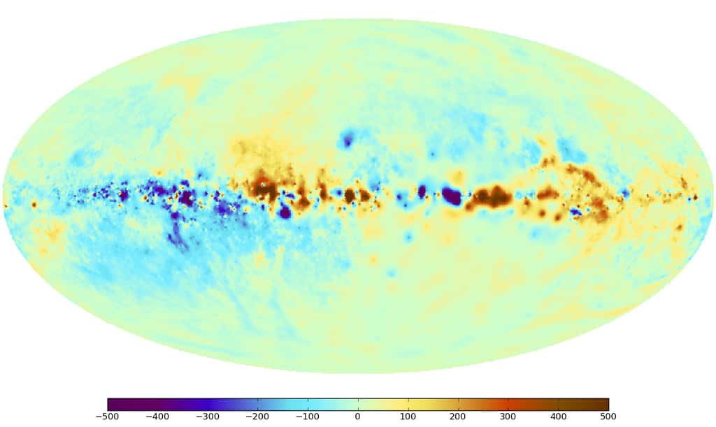 La carte du ciel de l'effet Faraday causé par les champs magnétiques de la Voie Lactée. Les couleurs rouge et bleu indiquent les régions du ciel où les champs magnétiques ont, respectivement, une composante pointée en direction de l'observateur ou en sens inverse. La bande de la Voie lactée (le plan du disque galactique) s'étend horizontalement dans cette vue panoramique. Le centre de la Voie lactée se trouve au milieu de l'image. Le pôle Nord céleste est en haut à gauche et le pôle Sud est en bas à droite. © Max Planck Institute for Astrophysics