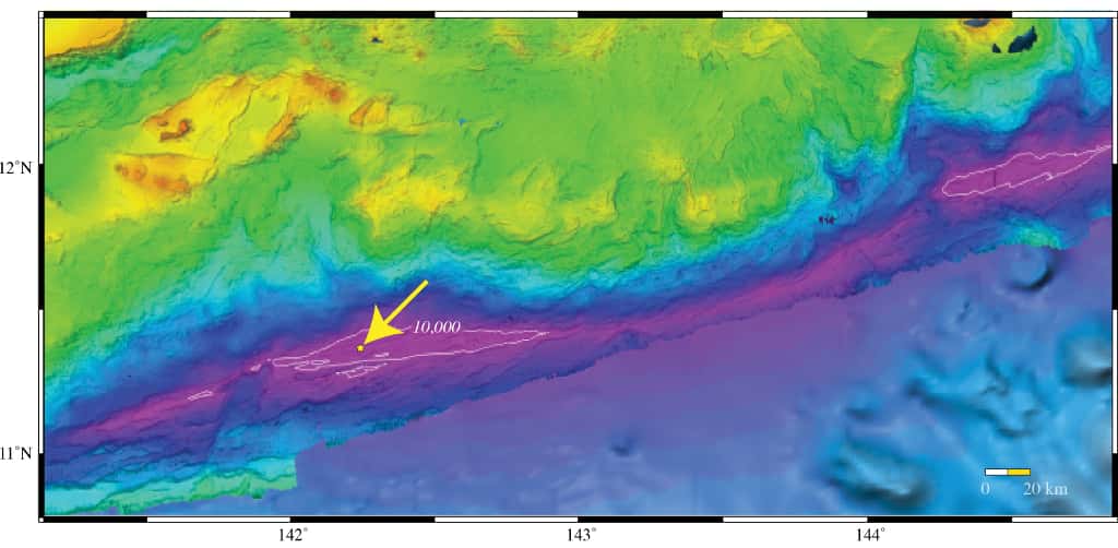 Position précise du point le plus profond de la Planète (10.994 ± 40 mètres) dans la fosse des Mariannes (étoile jaune). La flèche indique une zone délimitée par un trait blanc où la profondeur est supérieure à 10.000 mètres. © <em>University of New Hampshire Center for Coastal and Ocean Mapping/Joint Hydrographic Center</em>