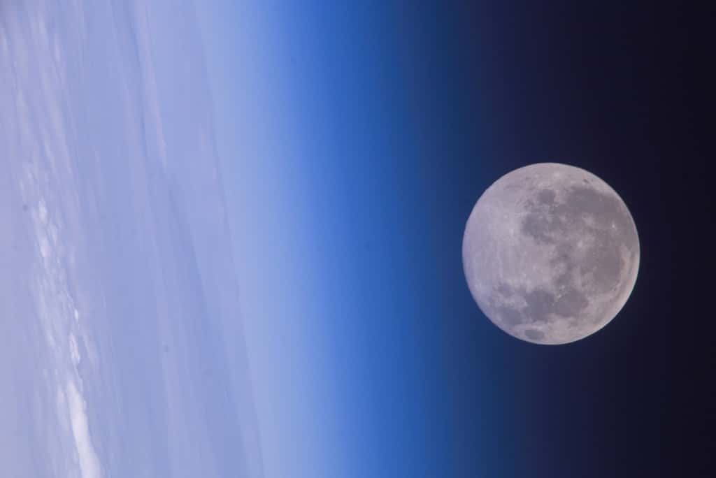 Vue depuis la Station spatiale, la Lune continue de faire rêver bon nombre d'humains. © Nasa