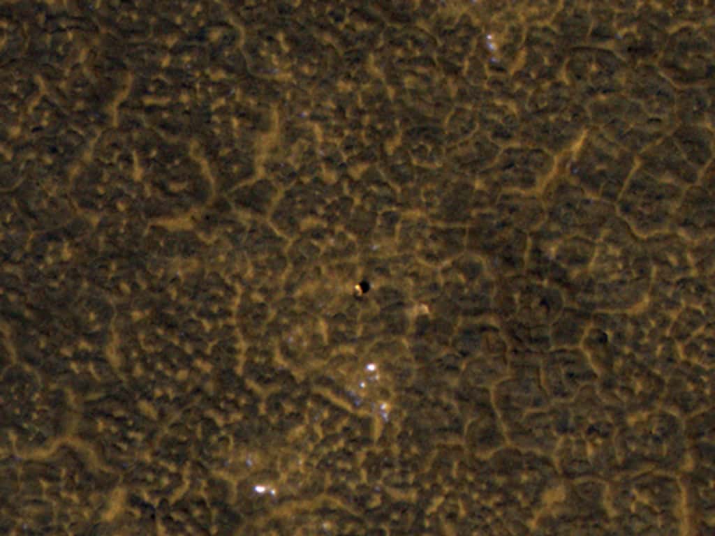 Au centre de cette image prise le 26 janvier 2012 par l'orbiteur MRO, on peut voir l'atterrisseur Phoenix (et son ombre) qui s'était posé sur Mars en 2008. © Nasa/JPL-Caltech/Univ. de l'Arizona