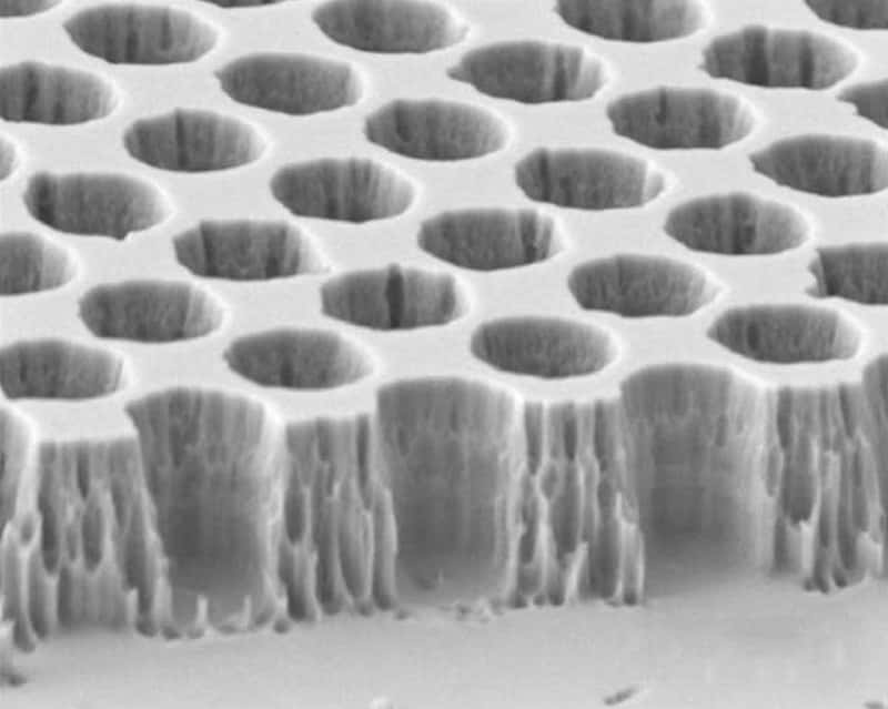 Vue en microscopie électronique à balayage du cristal photonique 2D, structure périodique façonnée dans du tungstène. © Y.X. Yeng <em>et al.</em>