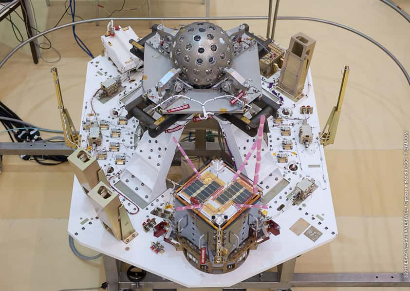 Une partie de la charge utile confiée au lanceur Vega du tir VV01. On remarque au centre le satellite italien Lares (<em>Laser Relativity Satellite</em>), porteur d'une expérience vérifiant l'effet Lense-Thirring prévu par la relativité générale. L'engin porte 92 rétroréflecteurs chargés de renvoyer des rayons laser émis depuis le sol afin de déterminer l'altitude du satellite. En avant-plan, un des satellites CubeSat. © Esa