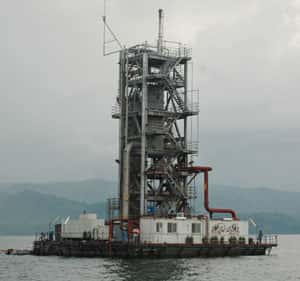 Cette barge permet d'extraire le méthane contenu dans les eaux du lac Kivu. Des tuyaux d'aspiration descendent jusqu'à 350 mètres de profondeur. © in2eastafrica.net, DR
