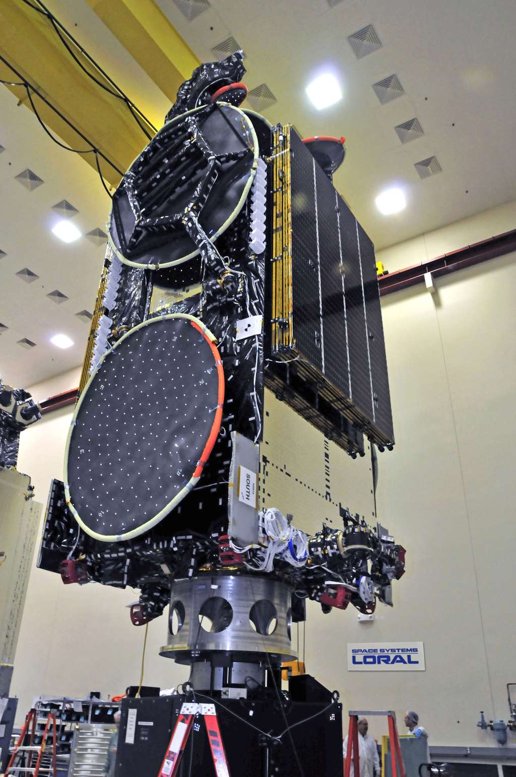 Ce satellite SES-4 est le plus grand et le plus puissant jamais construit pour l'opérateur SES. On le voit ici chez son constructeur américain. © Space Systems/Loral