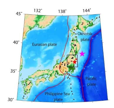 Carte montrant les quatre plaques qui forment le Japon. La plaque pacifique glisse sous celle d'Okhotsk. L'étoile rose montre l'épicentre du séisme du 11 mars 2011, la rouge celui du 11 avril 2011. Le carré rouge indique la ville de Fukushima. © Tong <em>et al.</em> 2012, <em>Solid </em><em>Earth</em>