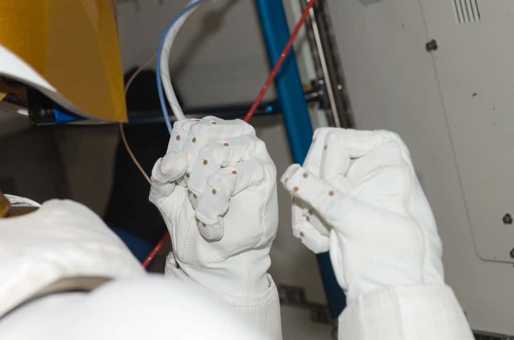Ces mains gantées sont bien celles de Robonaut 2. Articulées, elles sont capables de saisir des objets, de les faire passer aux astronautes  et d’utiliser des instruments simples comme des boutons poussoir. © Nasa