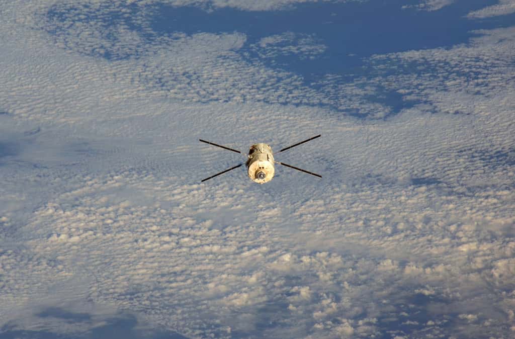 L'ATV (<em>Automated Transfer Vehicle</em>) Jules Verne en train de rejoindre la Station spatiale internationale en septembre 2008. © Nasa