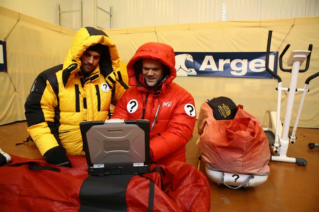 Julien Cabon (en jaune) et Alan Le Tressoler (en rouge) testent leur équipement dans une chambre froide, en décembre 2011. Ils y passeront 9 jours par -28 °C, dans 70 m<sup>2</sup>. © Georges Gourmelon