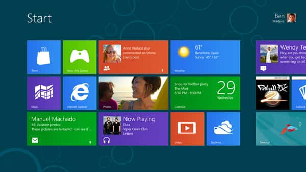 Le nouvel écran de démarrage de Windows 8 avec l’interface Metro. Dans  le coin inférieur droit, on distingue la tuile « desktop » qui permet de  basculer sur l’affichage classique de Windows. © Microsoft