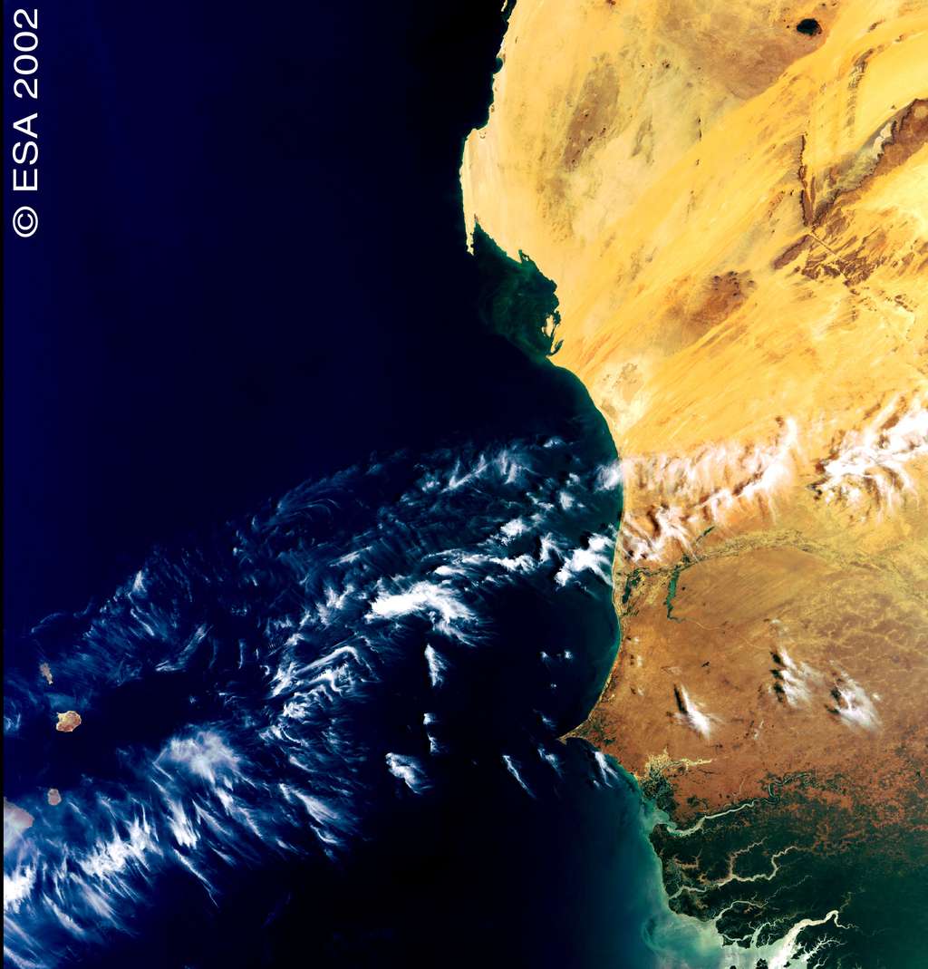 Une photographie historique : la toute première image (de la côte atlantique de l’Afrique de l’Ouest) retransmise par Envisat en 2002. © Esa