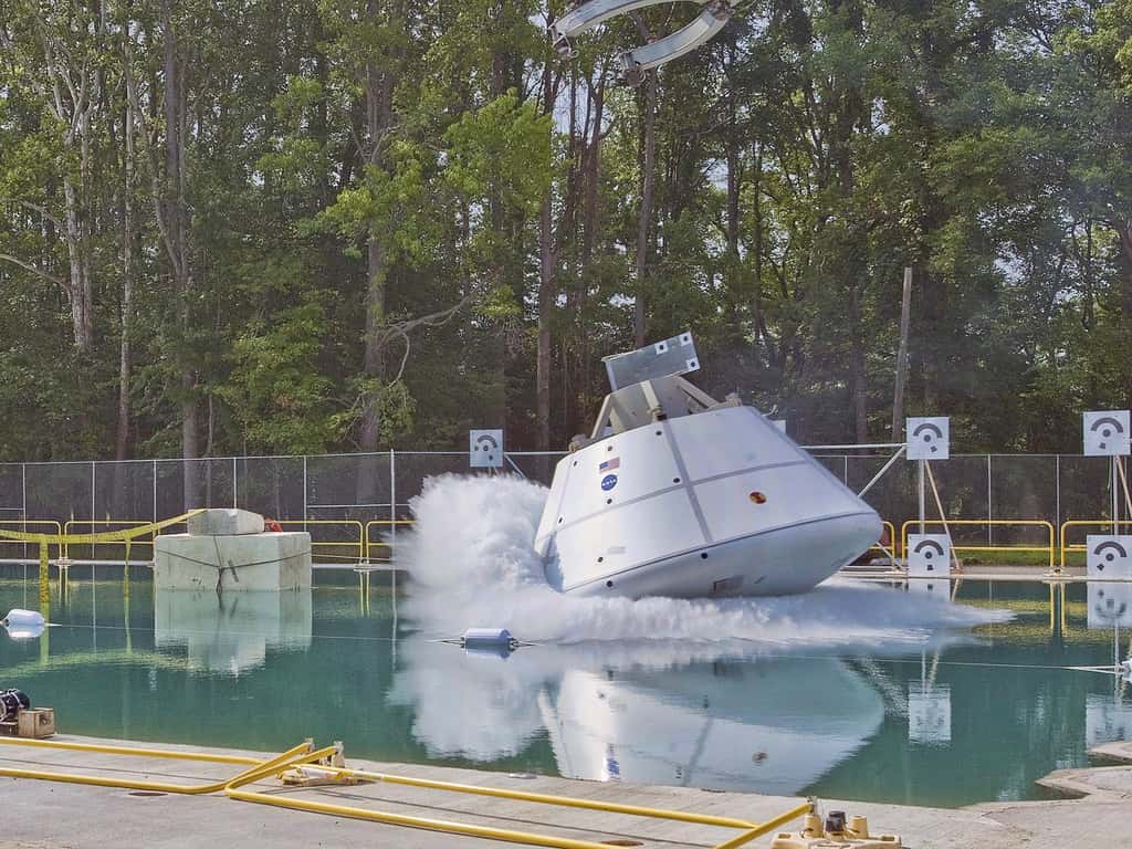 Test du véhicule spatial d'exploration Orion, réalisé en piscine en juillet 2011. © Nasa/Sean Smith