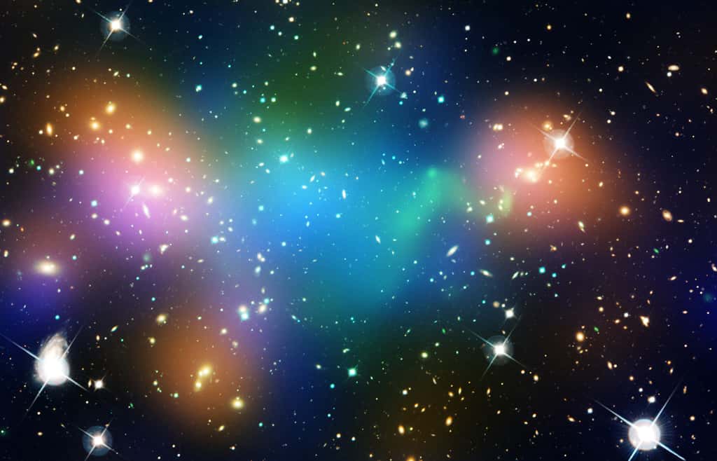 Sur cette photo composite on voit en vert les émissions dans le domaine des rayons X vues par Chandra, en bleu la distribution de matière noire déduite par effet de lentille gravitationnelle des observations de la WFPC2 de Hubble, en orange la distribution de lumière stellaire vue par le CFHT associée aux amas de galaxies de Abell 520. © Nasa, Esa, CFHT, CXO, M.J. Jee (University of California, Davis) et A. Mahdavi (San Francisco State University)