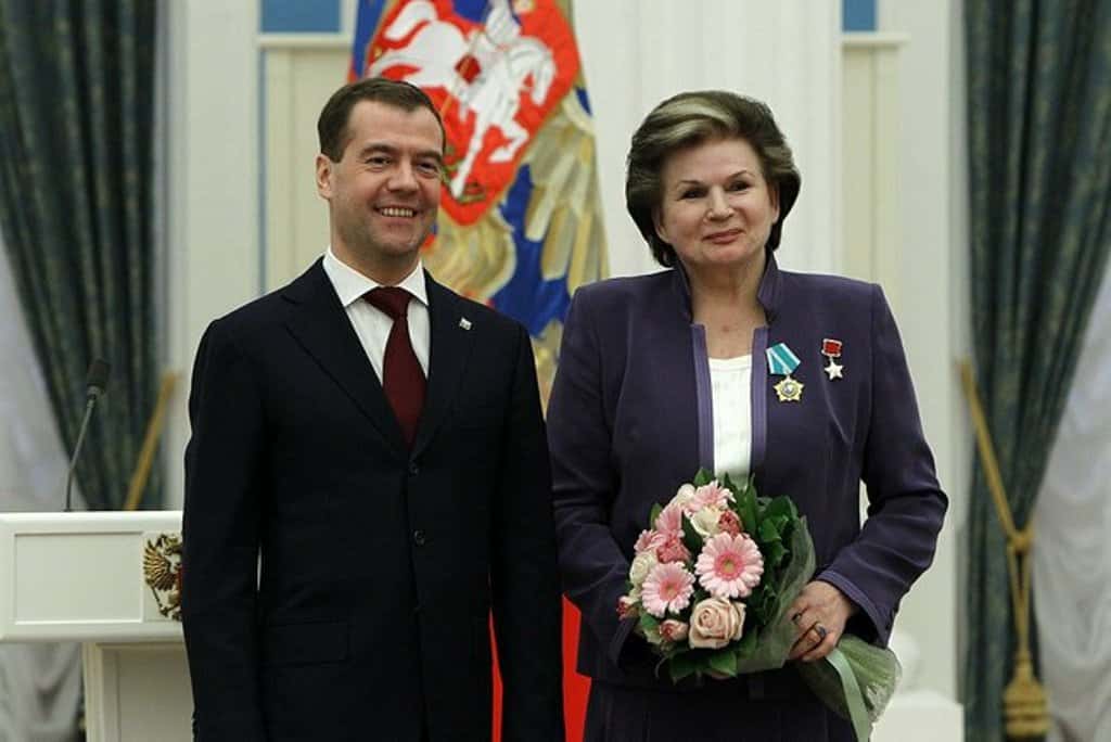 Terechkova recevant l'Ordre de l'amitié par le président russe Dmitri Medvedev le 12 Avril 2011 au Kremlin de Moscou. © <a href="http://www.kremlin.ru" target="_blank">www.kremlin.ru.</a>