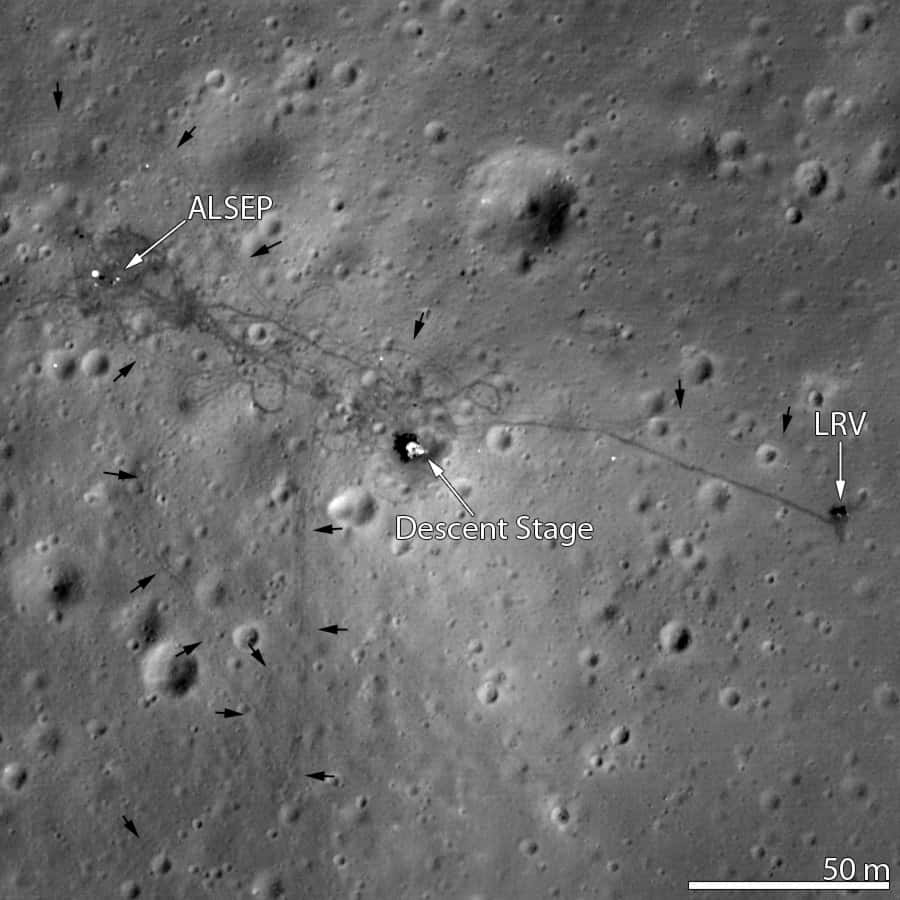 Le site d'atterrissage d'Apollo 15. Cette mission, réalisée du 26 juillet 1971 au 7 août 1971, est la première à avoir utilisé une Jeep lunaire. Près de 30 kilomètres ont ainsi été couverts pendant le séjour sur la Lune (30 juillet au 2 août).  On voit à nouveau l’Apollo Lunar Surface Experiments Package (ALSEP). © Nasa/LRO Science team