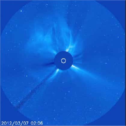 La tempête solaire de niveau X-5 observée par le coronographe de Soho, durant les premières heures du 7 mars 2012. Le Soleil est caché, au centre, par un disque. © Esa/Nasa/Soho