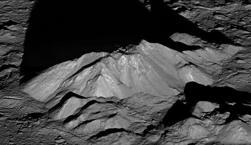 Avant le survol de LRO, le massif montagneux central au fond du cratère Tycho n'avait jamais été vu avec autant de détails. © Nasa
