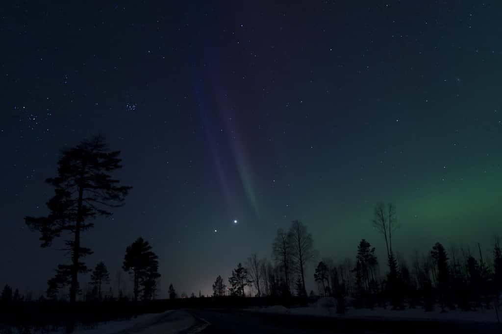 Une aurore boréale accompagne Jupiter et Vénus dans le ciel de Suède. Le petit groupe d'étoiles un peu plus haut à gauche est Messier 45, l'amas des Pléiades. © Ulf Jonsson