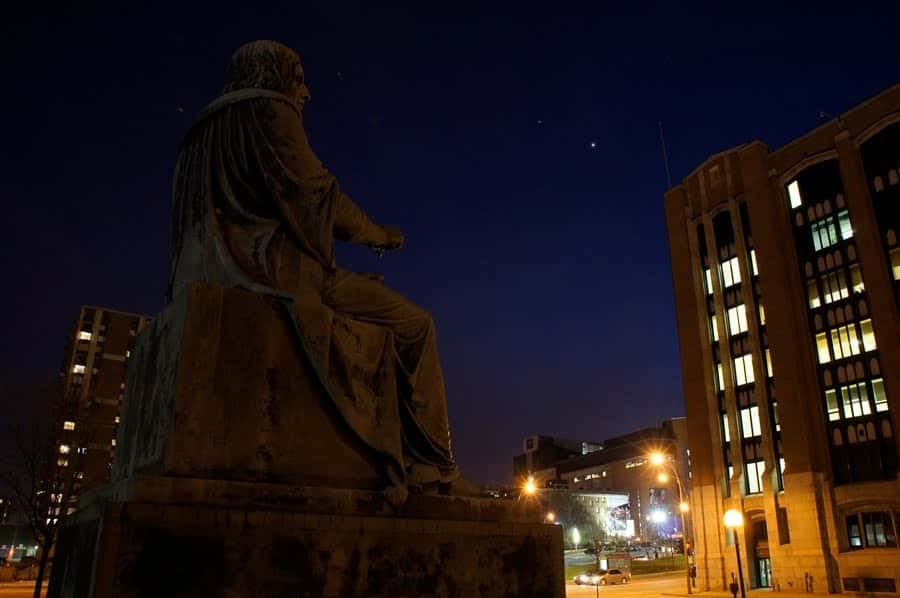 Depuis Montréal (Canada) la statue de l'astronome polonais Nicolas Copernic contemple la conjonction planétaire du mois de mars. © Robin Edgar 