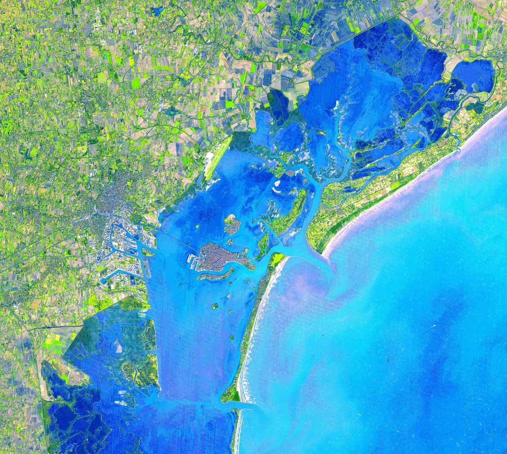 La lagune de Venise (au centre de l'image) vue depuis le satellite Aster. Les points d'entrée de l'eau dans la lagune sont visibles. Ils pourront bientôt être obturés par des digues flottantes en cas de grosse marée. © Nasa/GSFC/Meti/Ersdac/Jaros et U.S./<em>Japan Aster Science Team</em>