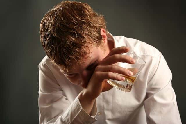 L'alcoolisme est une addiction très difficile à contrer, les médecins recherchent toujours un médicament qui rendra le sevrage moins difficile et plus efficace. Le baclofène pourra-t-il endosser ce rôle ? © Lisa A, shutterstock.com