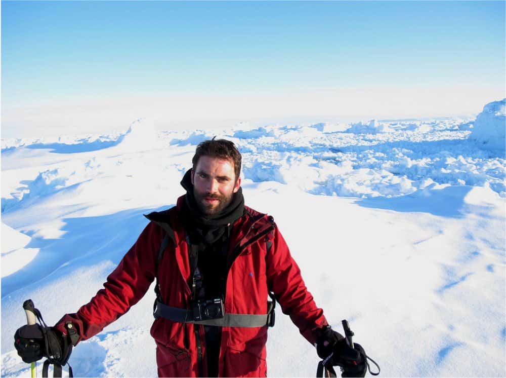 Julien Cabon au Groenland en avril 2011, pour la préparation de l'expédition. Derrière lui, la banquise, souvent très accidentée. « <em>Il faut parfois plusieurs heures pour franchir quelques centaines de mètres.</em> » © Pôle Nord 2012
