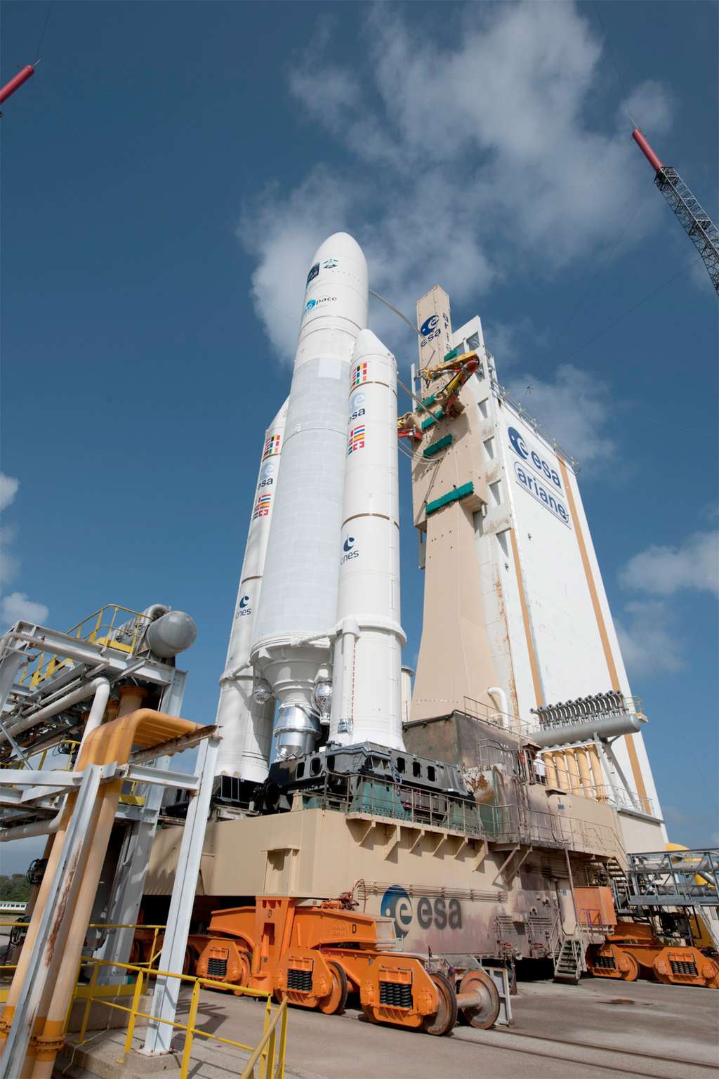  Le lanceur Ariane 5ES et l'ATV Edoardo Amaldi  sur sa table de lancement, à quelques heures du décollage. © S. Corvaja/Esa