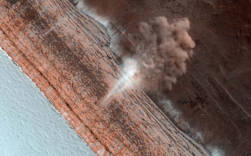 Depuis quelques années la caméra Hirise de MRO a photographié plusieurs avalanches sur la planète Mars. On voit ici le panache de poussières et de glace carbonique produit par un glissement de terrain le long d'une falaise de 700 mètres de hauteur (la partie la plus haute étant à gauche de l'image). © Nasa/JPL