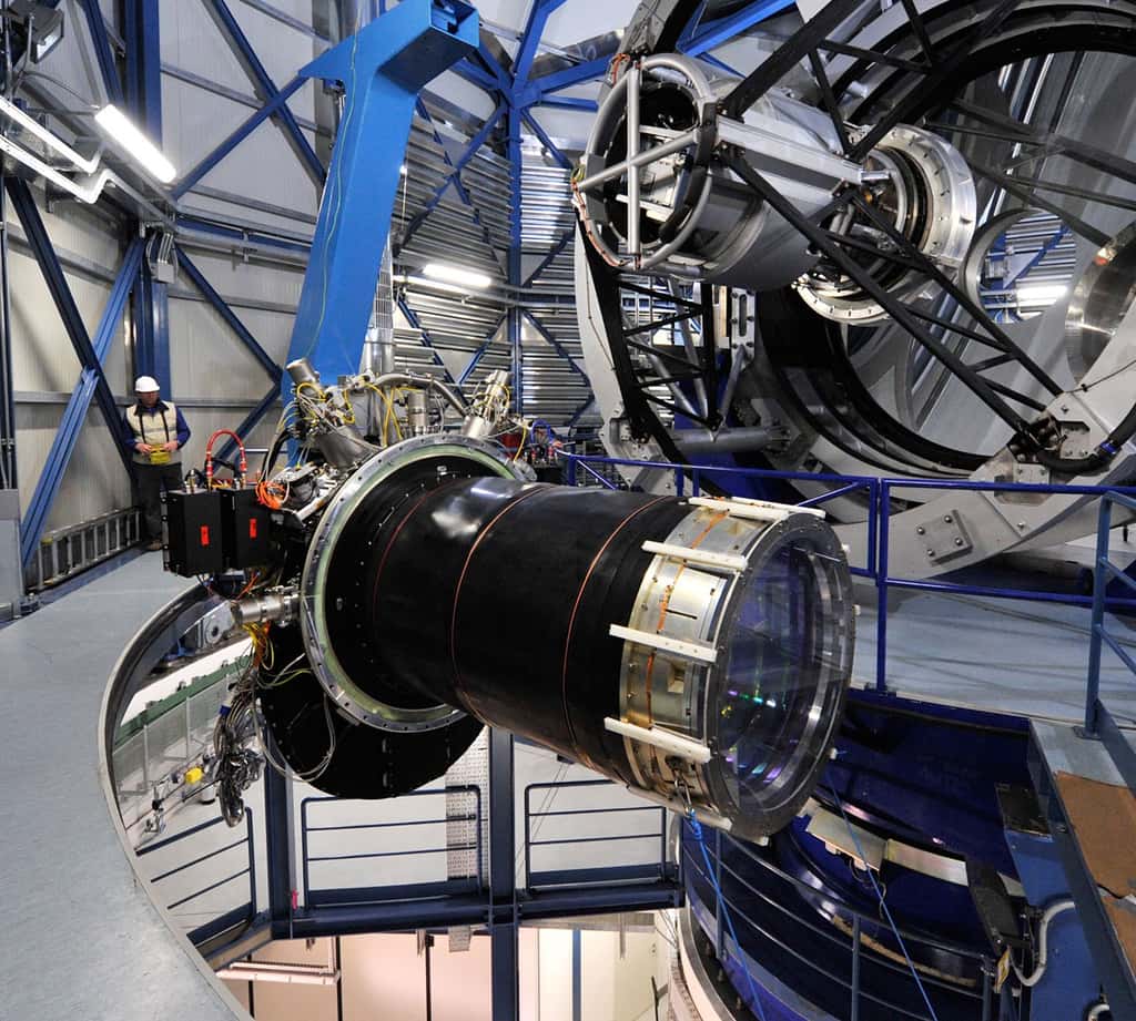 La caméra géante (3 tonnes) couplée au grand champ du télescope Vista de l'ESO permet de réaliser des grands sondages de l'univers lointain en infrarouge. © ESO