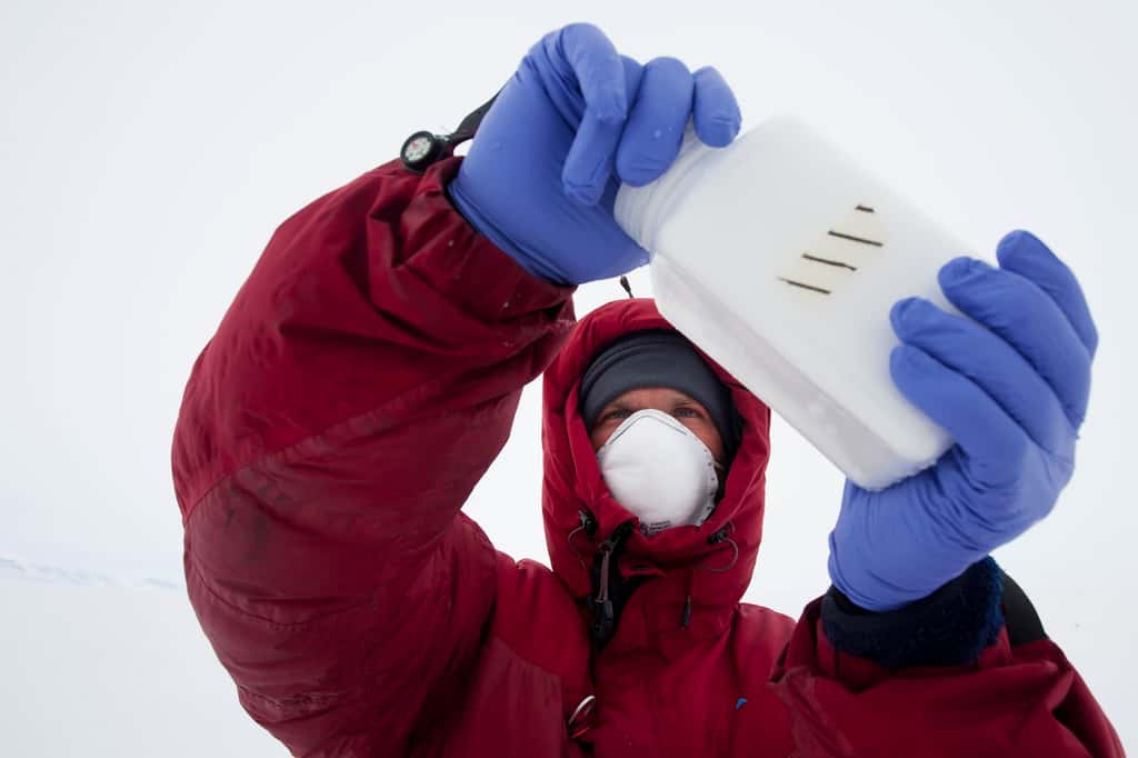 Prélèvement de glace de la banquise lors de la préparation au Groenland en avril 2011. Ces échantillons seront analysés au laboratoire de microbiologie au <a href="http://www.ampere-lab.fr/" title="Laboratoire Ampère - UMR 5005" target="_blank">laboratoire Ampère</a> (CNRS). © Raphaël Demaret