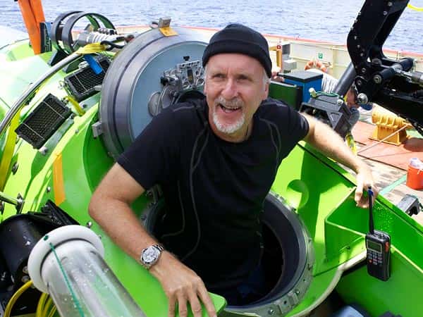 James Cameron sortant de son sous-marin après avoir atteint le point le plus profond de la Planète. Avant cet exploit, il totalisait déjà 72 plongées dont 12 sur l'épave du <em>Titanic </em>(à environ 3.800 mètres de profondeur). © Mark Thiessen, <em>National Geographic</em>