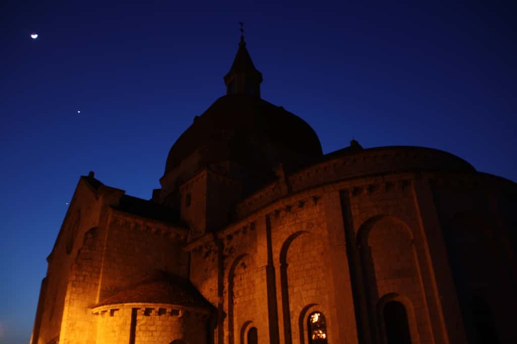 Il ne fait pas encore complètement nuit au-dessus de l'église de Layrac dans le Lot-et-Garonne mais le croissant lunaire, Vénus et Jupiter sont bien installés. © Emmanuel Lafont