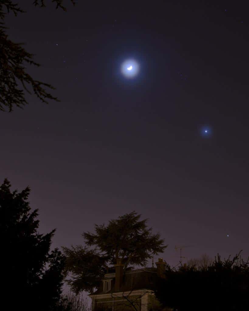 Pari réussi pour David Tollemer qui depuis Limay (78) réalisait hier soir sa première photographie astronomique. Un peu de brume auréole la Lune et Vénus. © David Tollemer
