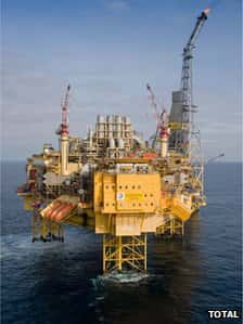 La plateforme Elgin, en mer du Nord, exploite un gisement de gaz naturel par 98 mètres de fond. D'autres installations se situent aux alentours. © Total
