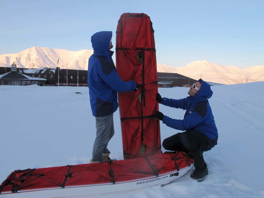 Alan Le Tressoler (à gauche) et Julien Cabon devant l'université de Longyearbyen au Spitzberg. Ils viennent de recevoir leurs traîneaux de 2,20 mètres qui serviront à leur expédition au pôle Nord. © Pôle Nord 2012