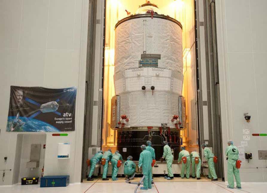 L’ATV Edoardo Amaldi, dans une des salles blanches du Centre spatial guyanais, entièrement assemblé avant d'être installé dans son lanceur. La présence des techniciens permet de se rendre compte de la taille de l'engin (10 m de long et 4,5 m de diamètre) ! © Esa/Cnes/Arianespace/Photo Optique vidéo du CSG
