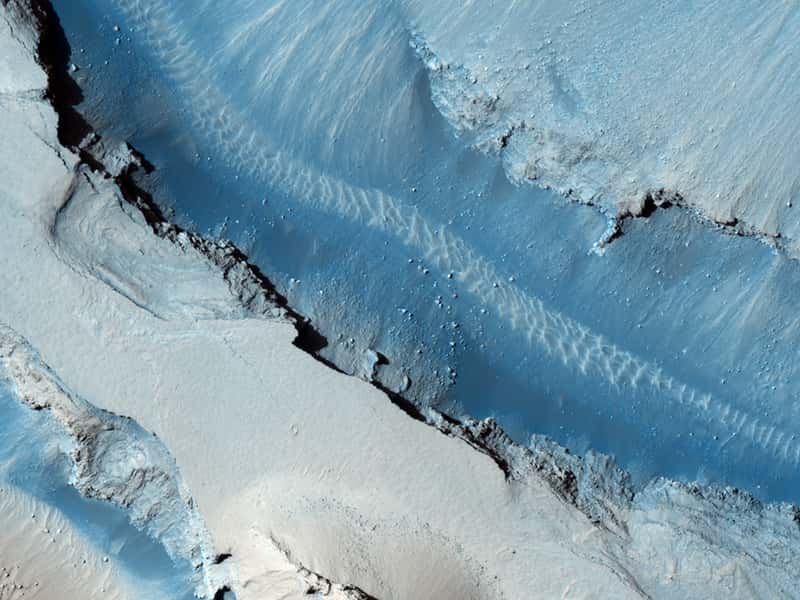 Dans Athabasca Valles, l'un des plus jeunes chenaux martiens, de la lave a emprunté le lit initialement creusé par une gigantesque inondation d'eau. © Nasa/JPL/<em>University of Arizona</em>
