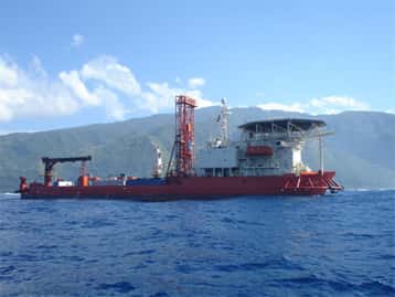 <em>DP Hunter</em>, le bateau de forage utilisé pour carotter le récif corallien au large de l'île de Tahiti. © ESO