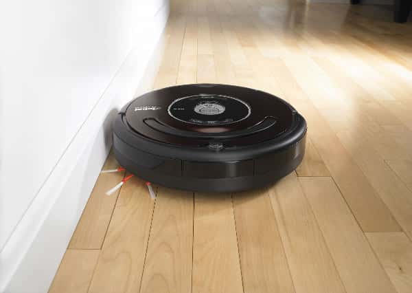 Première percée significative de la robotique domestique : le robot aspirateur. Ici, le Roomba 580 de iRobot. © iRobot