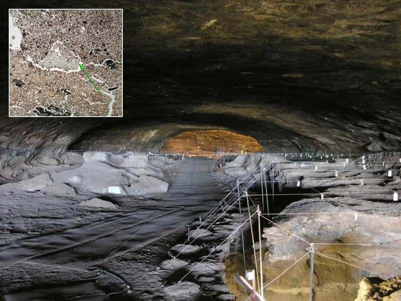 La grotte Wonderwerk, située au nord de l'Afrique du Sud, est immense et a conservé les traces d'une très longue occupation humaine, entre - 800.000 et - 1.500 ans. © Mc Gregor Museum