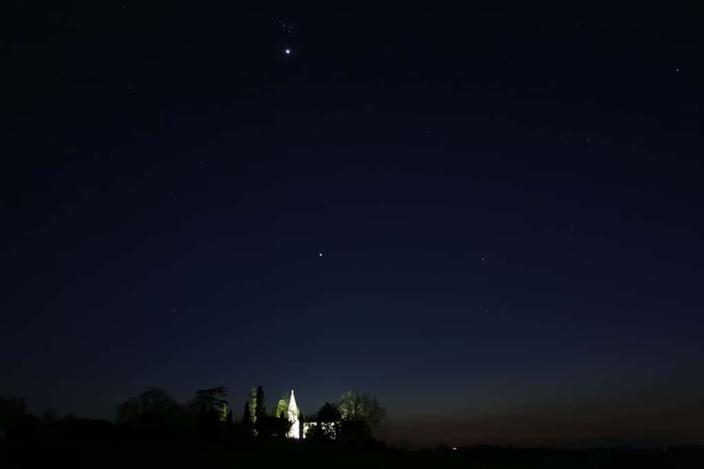 1<sup>er</sup> avril : l'église de Marmont-Pachas dans le Lot-et-Garonne est surplombée par Jupiter et Vénus se rapprochant de Messier 45. © Emmanuel Laffont