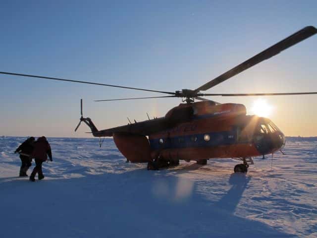 5 avril 2012 : un hélicoptère russe MI-8 assiste Alan Le Tressoler et Julien Cabon au pôle Nord géographique. © Pôle Nord 2012