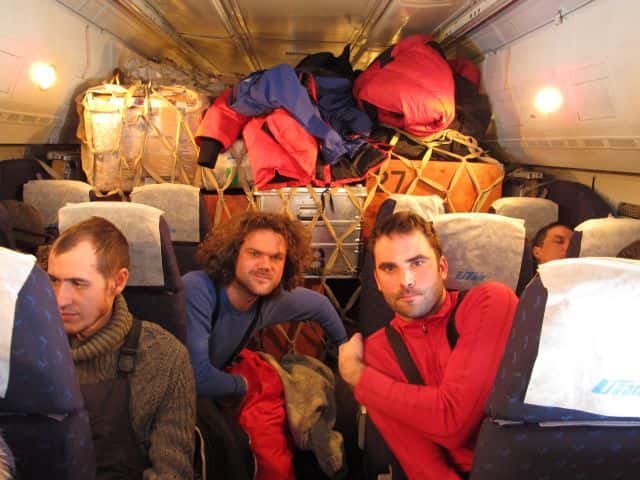 Alan Le Tressoler (à gauche, derrière) et Julien Cabon (à droite) dans l'avion russe, en route vers le pôle Nord. © Pôle Nord 2012